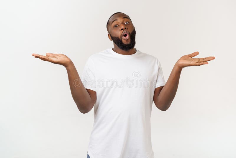 Sluit omhoog van grappige knappe jonge donker-gevilde mensen modieuze witte t-shirt kijkend in camera met opgeheven wenkbrauwen e stock foto's Sluit omhoog van grappige knappe jonge donker-gevilde mensen modieuze witte t-shirt kijkend in camera met opgeheven wenkbrauwen e stock foto's