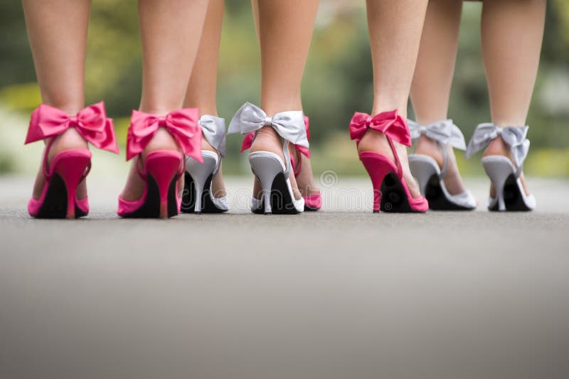 Sluit omhoog van groep dames die de kleurrijke schoenen van de booghiel op tarmac dragen stock foto Sluit omhoog van groep dames die de kleurrijke schoenen van de booghiel op tarmac dragen stock foto