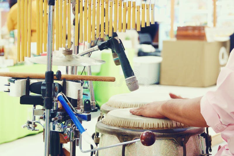 Sluit omhoog van handen van een mens die een trommelpercussie speelt stock foto's Sluit omhoog van handen van een mens die een trommelpercussie speelt stock foto's