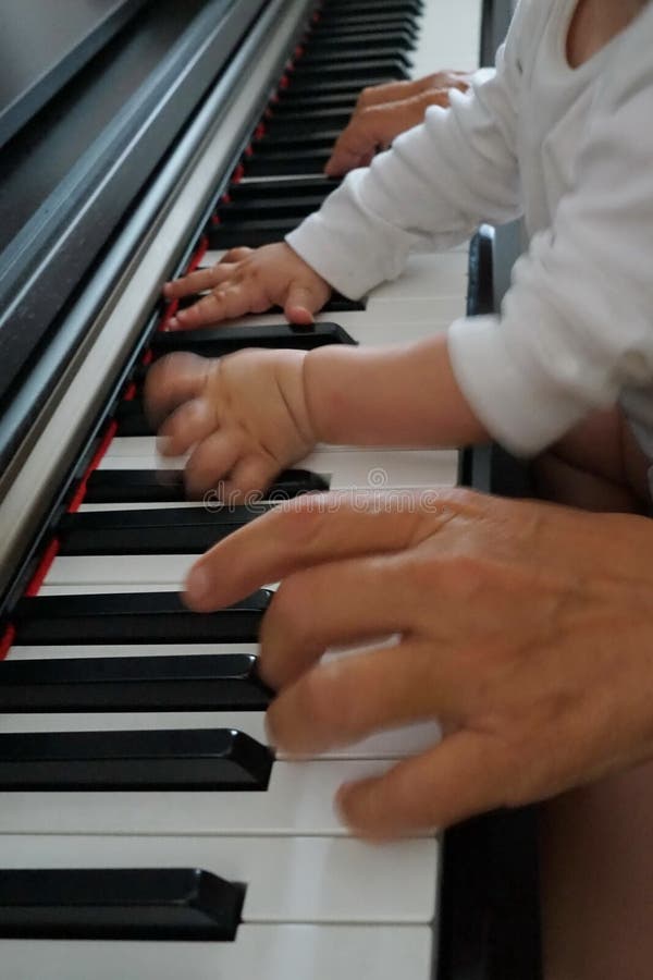 Sluit omhoog van handen op toetsenbord het spelen piano, kind met grootmoeder stock afbeeldingen Sluit omhoog van handen op toetsenbord het spelen piano, kind met grootmoeder stock afbeeldingen
