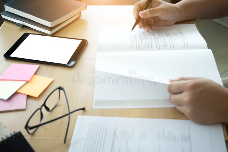 Sluit omhoog van het bestuderen van studentenhanden schrijvend in boek tijdens lectur royalty-vrije stock afbeelding Sluit omhoog van het bestuderen van studentenhanden schrijvend in boek tijdens lectur royalty-vrije stock afbeelding