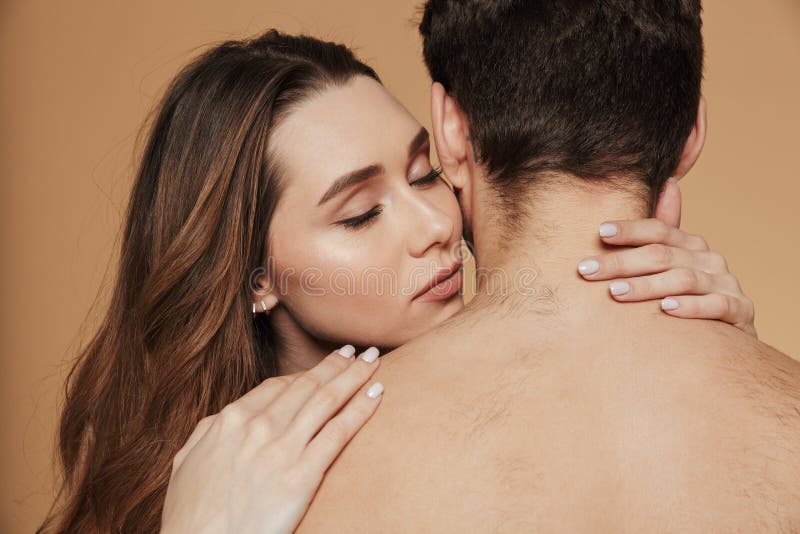 Sluit omhoog van het mooie het houden van shirtless paar omhelzen stock afbeelding Sluit omhoog van het mooie het houden van shirtless paar omhelzen stock afbeelding
