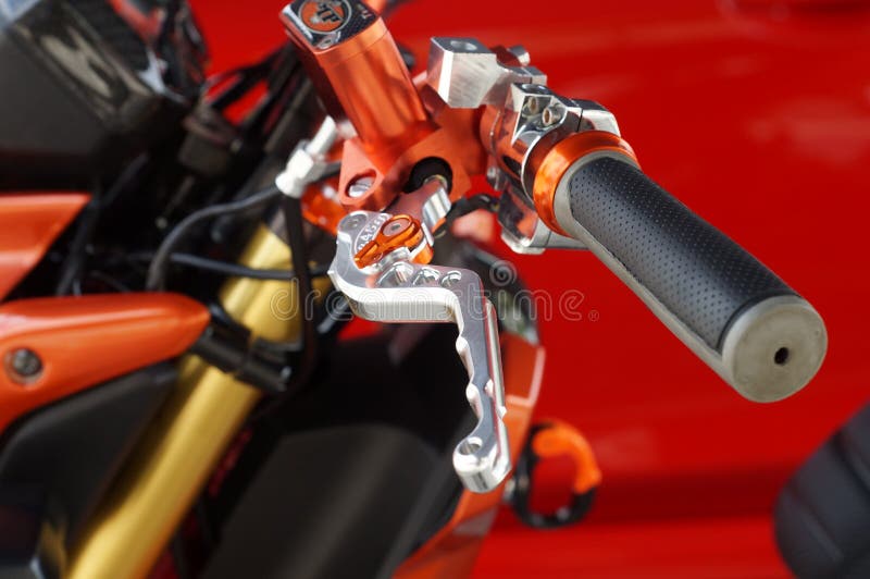 Sluit omhoog van het rennen van motorfietsstuur en koppelingshefboom royalty-vrije stock afbeelding Sluit omhoog van het rennen van motorfietsstuur en koppelingshefboom royalty-vrije stock afbeelding