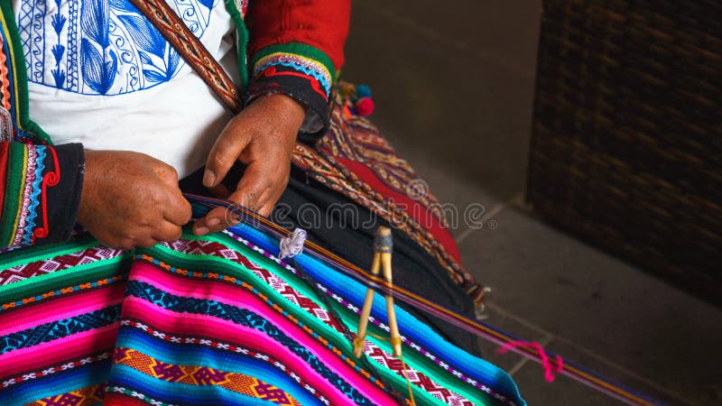 Sluit omhoog van het weven in Peru Cusco, Peru De vrouw kleedde zich in kleurrijke traditionele inheemse Peruviaan die een tapijt stock foto Sluit omhoog van het weven in Peru Cusco, Peru De vrouw kleedde zich in kleurrijke traditionele inheemse Peruviaan die een tapijt stock foto