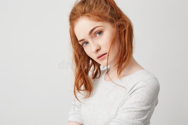 Sluit omhoog van jong teder meisje die met mooi rood foxy haar camera over witte achtergrond bekijken De ruimte van het exemplaar stock afbeelding Sluit omhoog van jong teder meisje die met mooi rood foxy haar camera over witte achtergrond bekijken De ruimte van het exemplaar stock afbeelding