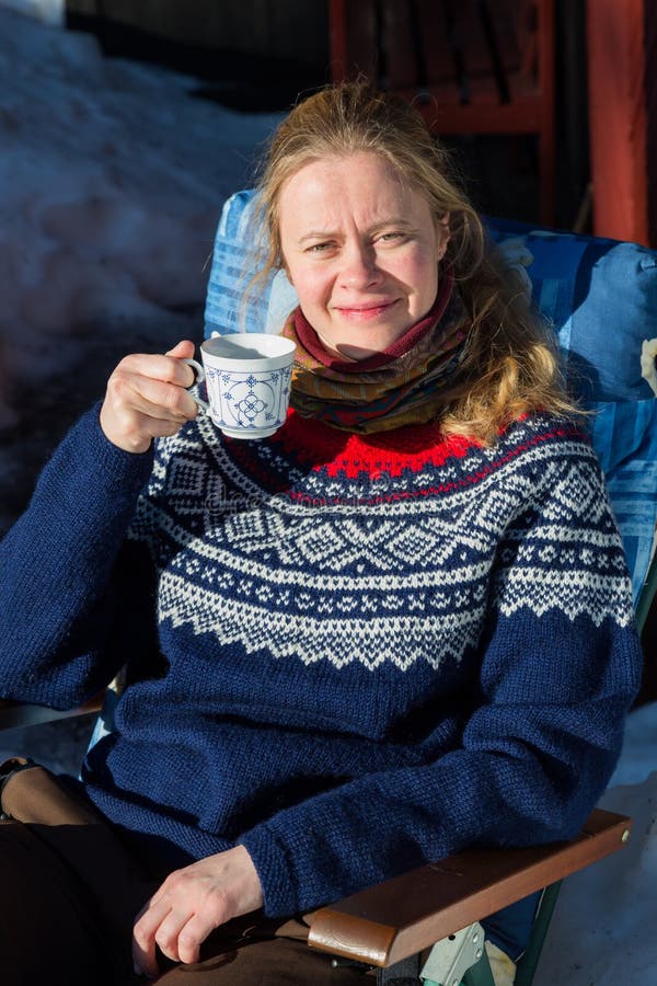 Sluit omhoog van jonge vrij Noorse vrouw die van één of andere winter su genieten royalty-vrije stock foto's Sluit omhoog van jonge vrij Noorse vrouw die van één of andere winter su genieten royalty-vrije stock foto's