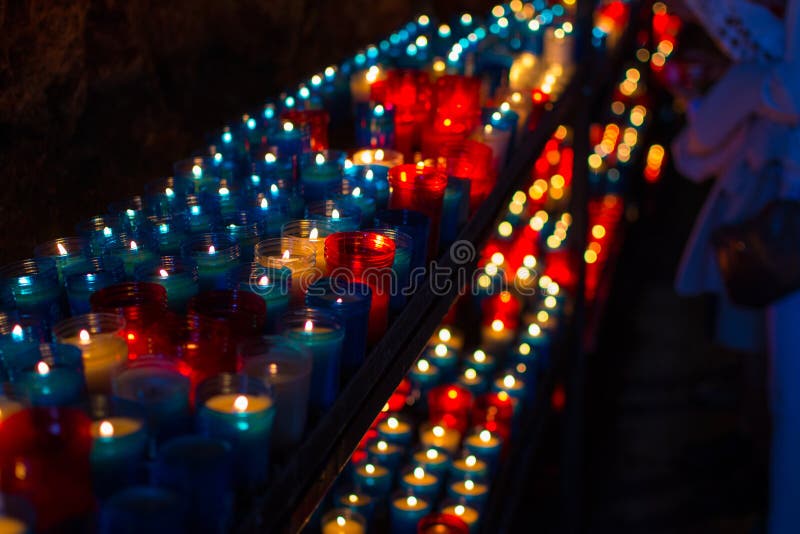 Sluit omhoog van kleurrijke kaarsen in een donkere geestelijke scène Herdenking, begrafenis, herdenkings Godsdienstige Symboliek stock foto's Sluit omhoog van kleurrijke kaarsen in een donkere geestelijke scène Herdenking, begrafenis, herdenkings Godsdienstige Symboliek stock foto's