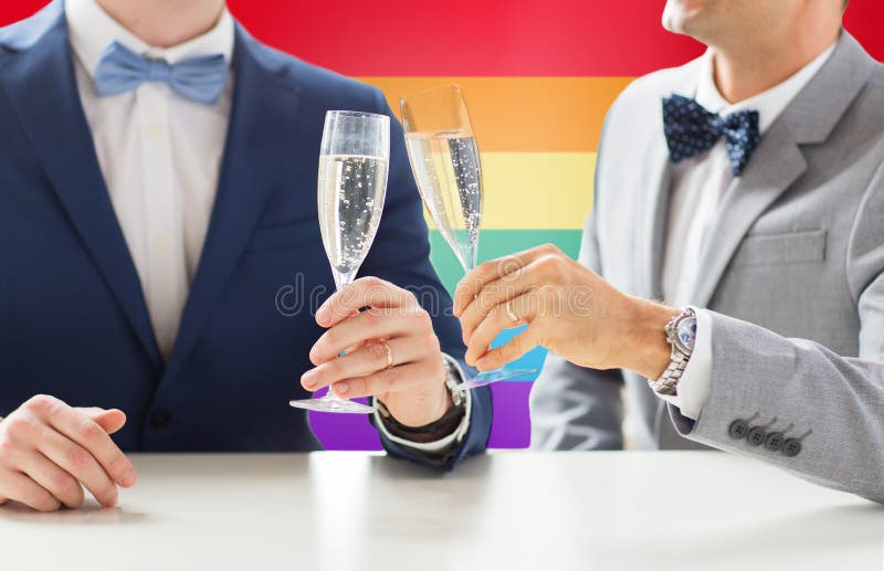 Sluit omhoog van mannelijk vrolijk paar met champagneglazen stock afbeeldingen Sluit omhoog van mannelijk vrolijk paar met champagneglazen stock afbeeldingen