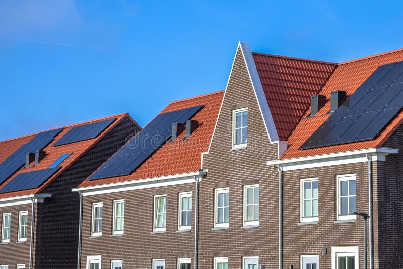 Sluit omhoog van Moderne rijtjeshuizen met zonnepanelen stock foto's Sluit omhoog van Moderne rijtjeshuizen met zonnepanelen stock foto's