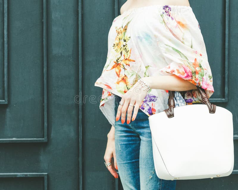 Sluit omhoog van modieuze vrouwelijke leerzak in openlucht Modieuze en hoge stijl dure vrouwelijke zak Jeans en modieus stock foto Sluit omhoog van modieuze vrouwelijke leerzak in openlucht Modieuze en hoge stijl dure vrouwelijke zak Jeans en modieus stock foto