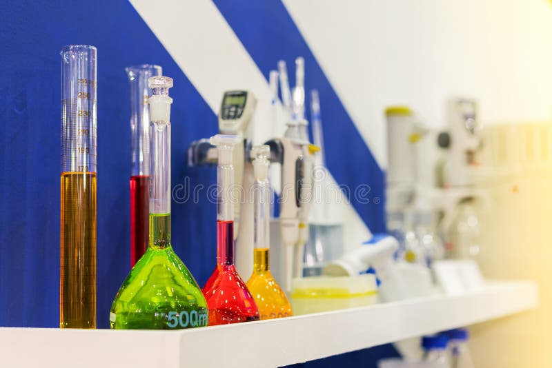 Sluit omhoog van mooie kleurrijke chemievloeistof in diverse laboratoriumfles op planken voor wetenschap royalty-vrije stock foto Sluit omhoog van mooie kleurrijke chemievloeistof in diverse laboratoriumfles op planken voor wetenschap royalty-vrije stock foto