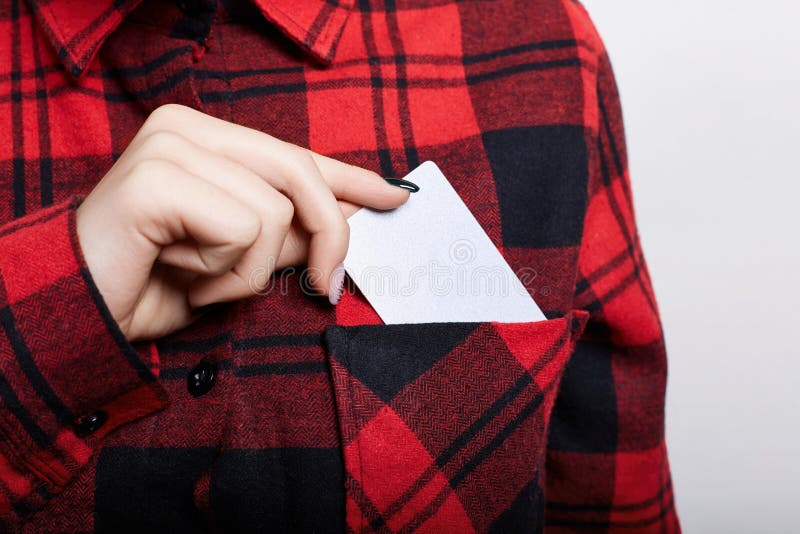 Sluit omhoog van onderneemster die leeg visitekaartje houden Het jonge vrouwelijke terugtrekkende adreskaartje van de zak haar ro stock afbeeldingen Sluit omhoog van onderneemster die leeg visitekaartje houden Het jonge vrouwelijke terugtrekkende adreskaartje van de zak haar ro stock afbeeldingen