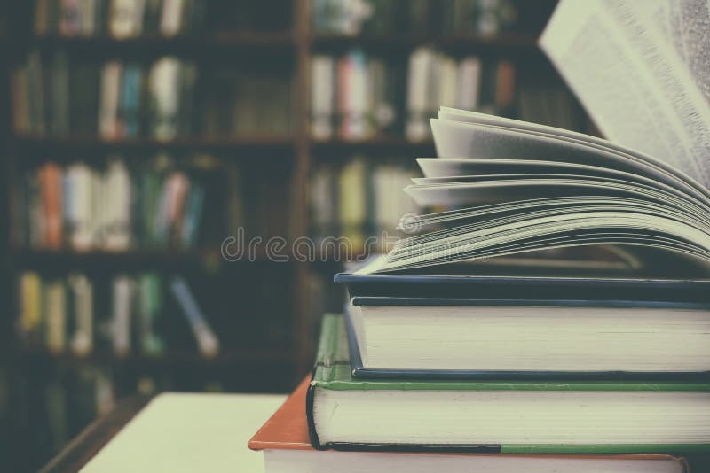 Sluit omhoog van open boek en Stapel boeken op bureau met de uitstekende achtergrond van het filteronduidelijke beeld stock foto Sluit omhoog van open boek en Stapel boeken op bureau met de uitstekende achtergrond van het filteronduidelijke beeld stock foto