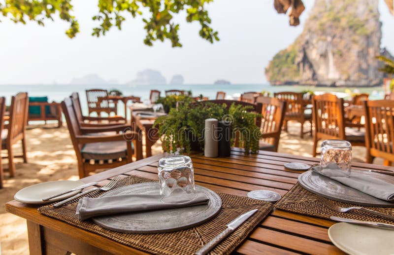 Sluit omhoog van openluchtrestaurant op strand stock foto Sluit omhoog van openluchtrestaurant op strand stock foto