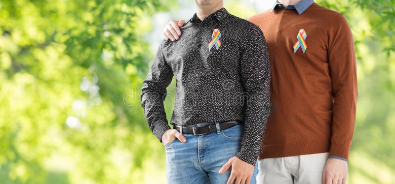 Sluit omhoog van paar met de vrolijke linten van de trotsregenboog stock foto Sluit omhoog van paar met de vrolijke linten van de trotsregenboog stock foto