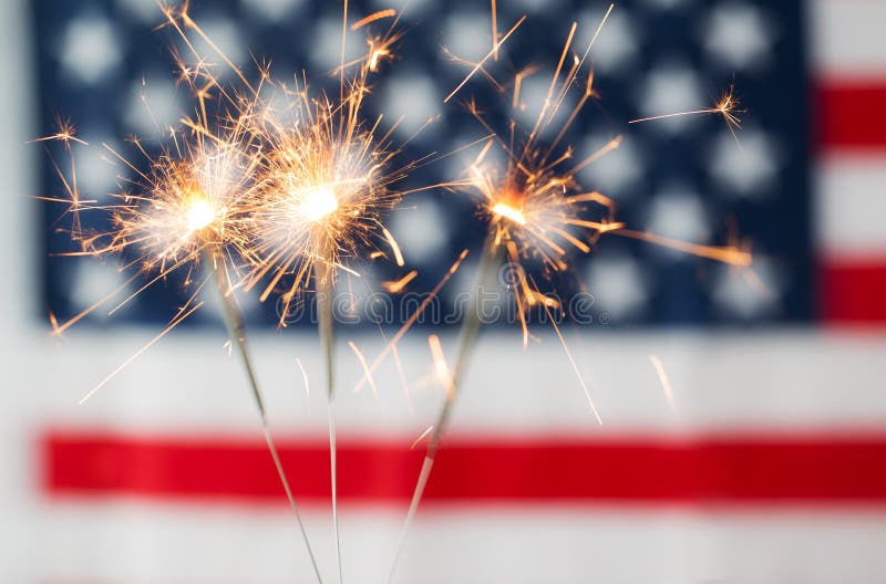 Sluit omhoog van sterretjes die over Amerikaanse vlag branden royalty-vrije stock afbeeldingen Sluit omhoog van sterretjes die over Amerikaanse vlag branden royalty-vrije stock afbeeldingen
