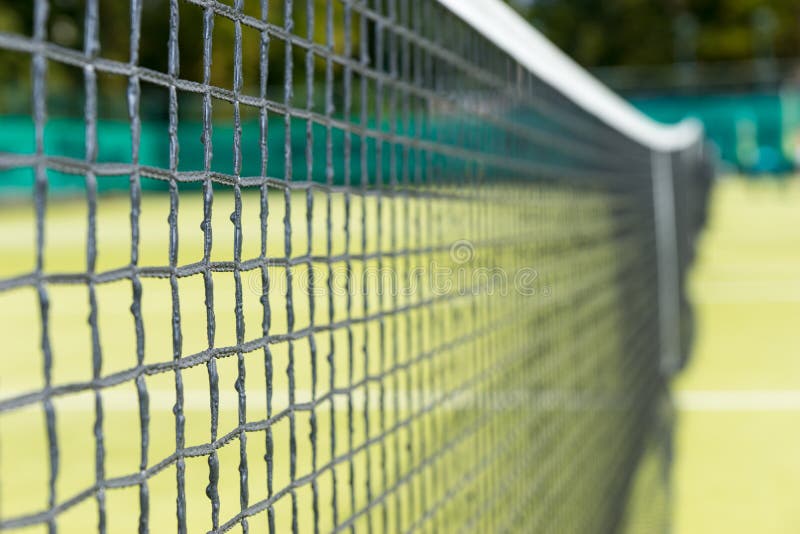 Sluit omhoog van tennis netto op de achtergrond van grashoven royalty-vrije stock afbeeldingen Sluit omhoog van tennis netto op de achtergrond van grashoven royalty-vrije stock afbeeldingen