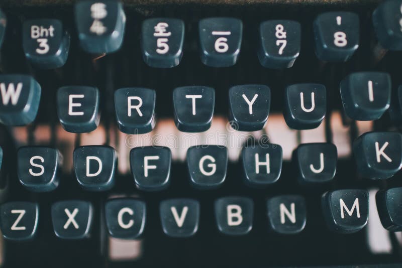 Sluit omhoog van uitstekende schrijfmachinesleutels met selectieve nadruk royalty-vrije stock fotografie Sluit omhoog van uitstekende schrijfmachinesleutels met selectieve nadruk royalty-vrije stock fotografie