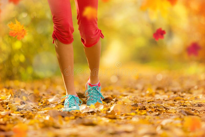 Sluit omhoog van voeten van vrouwenagent in de herfst stock afbeeldingen Sluit omhoog van voeten van vrouwenagent in de herfst stock afbeeldingen