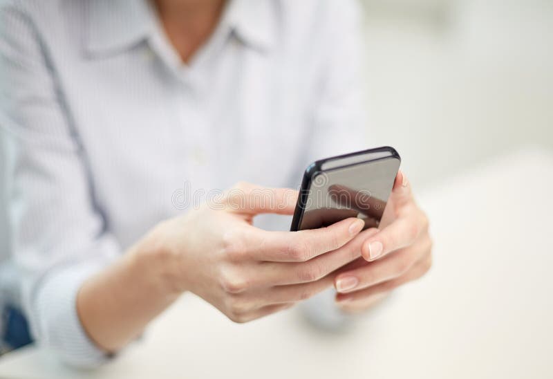 Sluit omhoog van vrouw het texting op smartphone op kantoor