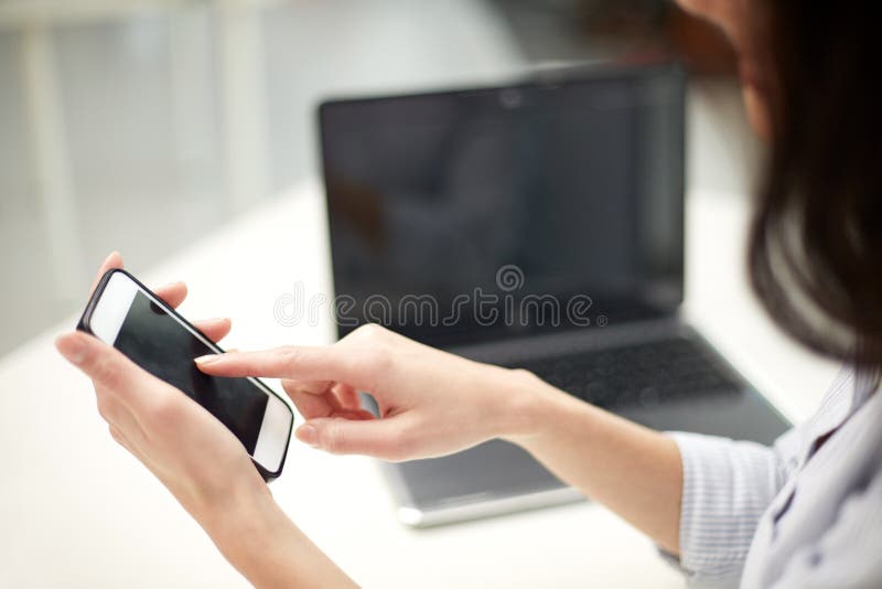 Sluit omhoog van vrouw het texting op smartphone op kantoor