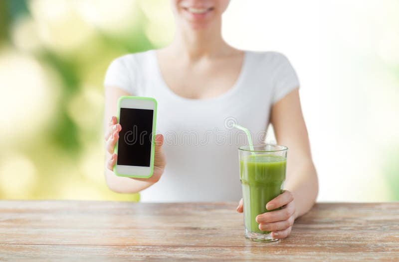 Sluit omhoog van vrouw met smartphone en groen sap stock afbeeldingen Sluit omhoog van vrouw met smartphone en groen sap stock afbeeldingen