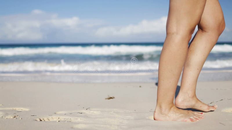 Sluit omhoog van vrouwenbenen lopend op strand