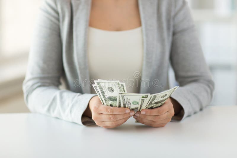 Sluit omhoog van vrouwenhanden die ons tellen dollargeld stock afbeelding Sluit omhoog van vrouwenhanden die ons tellen dollargeld stock afbeelding