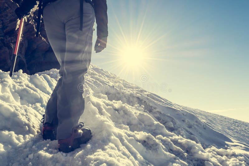 Sluit omhoog van wandelingsschoenen met ijskrappen en ijsbijl stock fotografie Sluit omhoog van wandelingsschoenen met ijskrappen en ijsbijl stock fotografie