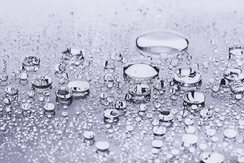 Sluit omhoog van waterdalingen op zilveren achtergrond stock fotografie Sluit omhoog van waterdalingen op zilveren achtergrond stock fotografie