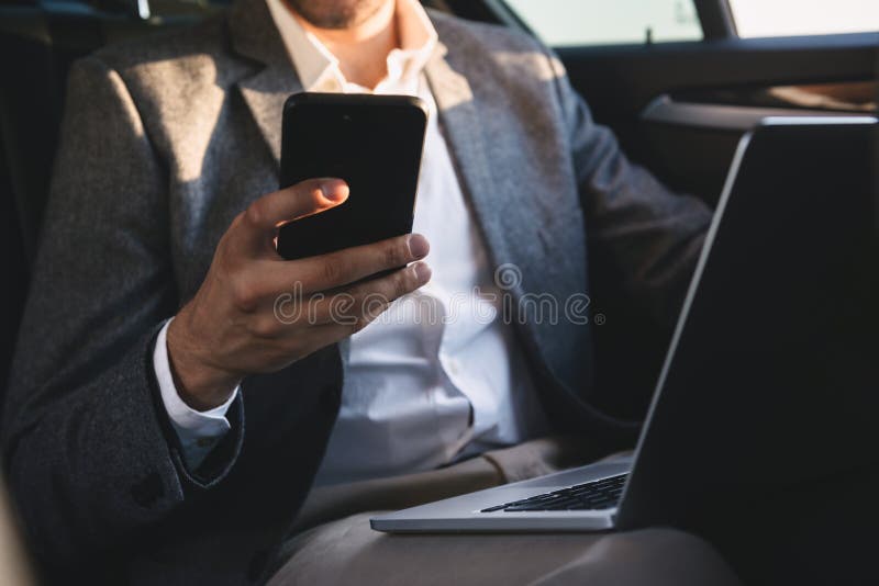 Sluit omhoog van zakenman die mobiele telefoon houden stock foto Sluit omhoog van zakenman die mobiele telefoon houden stock foto