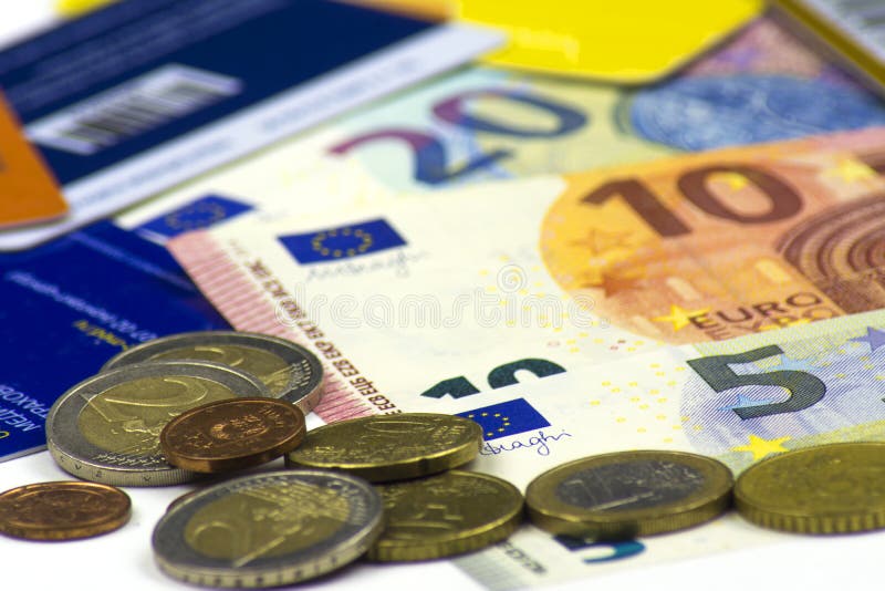 Sluit omhoog van zich verspreide bankbiljetten en het verspreiden van muntstukken en creditcards Bankbiljetten van 5, 10, 20 euro royalty-vrije stock afbeelding Sluit omhoog van zich verspreide bankbiljetten en het verspreiden van muntstukken en creditcards Bankbiljetten van 5, 10, 20 euro royalty-vrije stock afbeelding