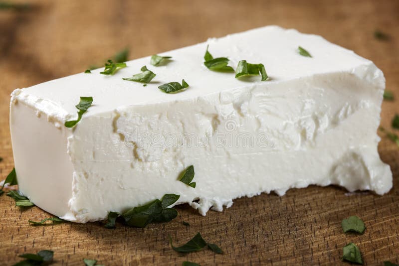 Sluit omhoog van één stuk van verse feta-kaas stock foto Sluit omhoog van één stuk van verse feta-kaas stock foto