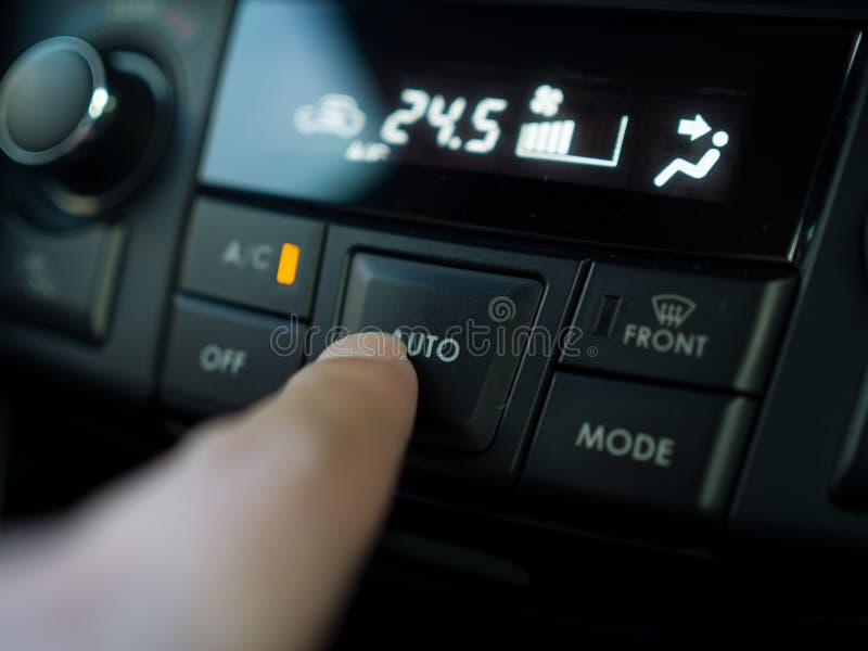 Sluit omhoog vingerpers de knoop om luchtvoorwaarde in auto aan te zetten stock fotografie Sluit omhoog vingerpers de knoop om luchtvoorwaarde in auto aan te zetten stock fotografie
