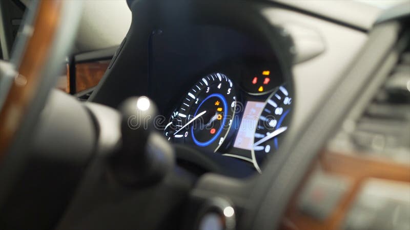 Sluit omhoog voor mensenvinger die het begin van de automacht, eindeknoop, vervoersconcept drukken voorraad De hand van de bestuu stock foto Sluit omhoog voor mensenvinger die het begin van de automacht, eindeknoop, vervoersconcept drukken voorraad De hand van de bestuu stock foto