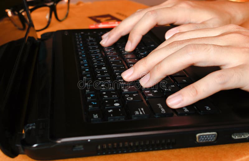 Sluit omhoog vrouw die thuis bureau werken, vingers die gebruikend aanraking het texting op een computerlaptop toetsenbord typen royalty-vrije stock fotografie Sluit omhoog vrouw die thuis bureau werken, vingers die gebruikend aanraking het texting op een computerlaptop toetsenbord typen royalty-vrije stock fotografie