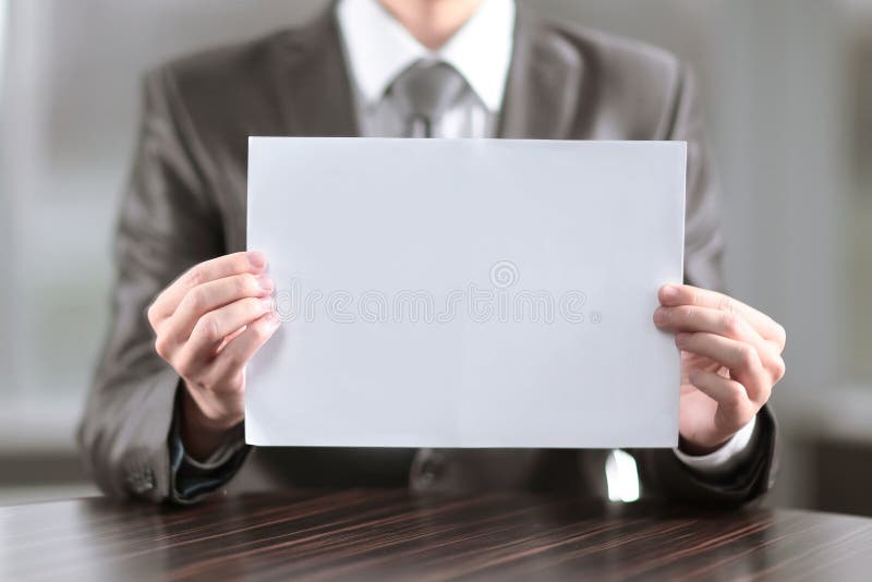 Sluit omhoog Zakenman die leeg blad van document tonen stock afbeeldingen Sluit omhoog Zakenman die leeg blad van document tonen stock afbeeldingen