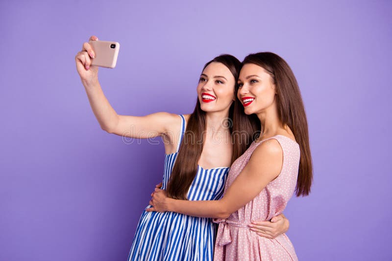 Sluit omhoog zijprofielfoto twee mooie funky zij haar de telefoonsmartphone van modellendames maken selfies toothy rood vergen stock foto Sluit omhoog zijprofielfoto twee mooie funky zij haar de telefoonsmartphone van modellendames maken selfies toothy rood vergen stock foto