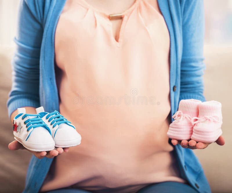 Sluit omhoog Zwangere Jonge Vrouw met Kleine Laarzen royalty-vrije stock afbeelding Sluit omhoog Zwangere Jonge Vrouw met Kleine Laarzen royalty-vrije stock afbeelding