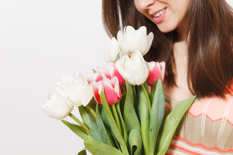 Sluit opgedoken portret ter beschikking van helder boeket van witte en roze de lentetulpen van jong glimlachend donkerbruin meisj stock afbeeldingen Sluit opgedoken portret ter beschikking van helder boeket van witte en roze de lentetulpen van jong glimlachend donkerbruin meisj stock afbeeldingen
