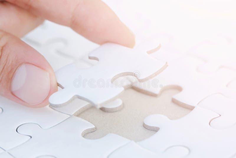 Sluit palmhand plaatste omhoog een laatste stuk van de onvolledige witte puzzel aan de opdracht volledig te maken eindigen, stock afbeelding Sluit palmhand plaatste omhoog een laatste stuk van de onvolledige witte puzzel aan de opdracht volledig te maken eindigen, stock afbeelding