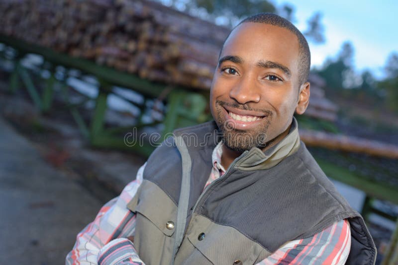 Sluit portret omhoog Afrikaanse Amerikaanse arbeider buiten fabriek royalty-vrije stock afbeeldingen Sluit portret omhoog Afrikaanse Amerikaanse arbeider buiten fabriek royalty-vrije stock afbeeldingen