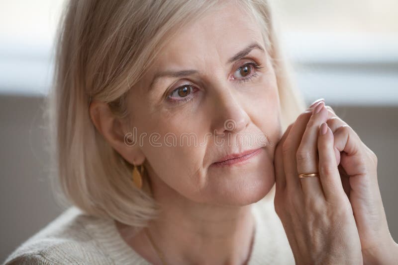 Sluit portret omhoog droevige nadenkende aantrekkelijke oude vrouw stock foto Sluit portret omhoog droevige nadenkende aantrekkelijke oude vrouw stock foto