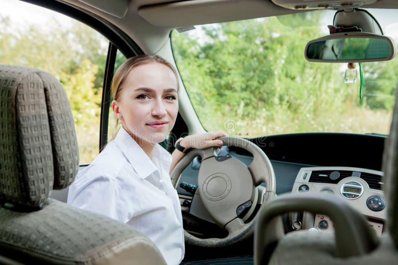 Sluit portret van het prettige kijken omhoog vrouwelijk met blije positieve uitdrukking die, met onvergetelijke reis door auto wo stock foto Sluit portret van het prettige kijken omhoog vrouwelijk met blije positieve uitdrukking die, met onvergetelijke reis door auto wo stock foto