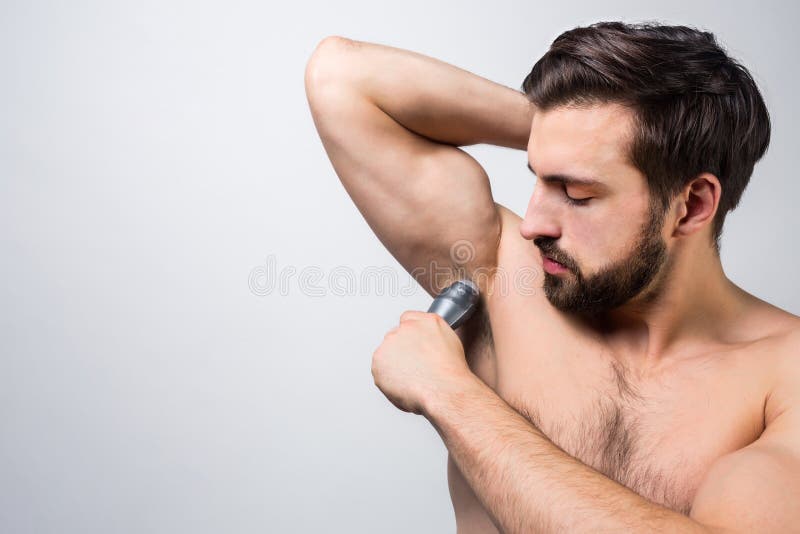 Sluit van een kerel omhoog dat het scheren wat haar onder zijn oksel Hij probeert om zijn beste Reclameconcept te doen Besnoeiing royalty-vrije stock foto Sluit van een kerel omhoog dat het scheren wat haar onder zijn oksel Hij probeert om zijn beste Reclameconcept te doen Besnoeiing royalty-vrije stock foto