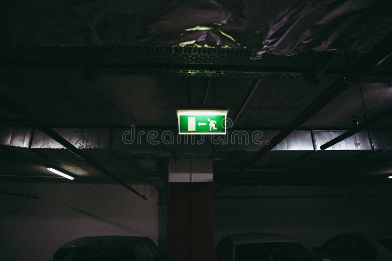 Sluit van een uitgang omhoog dit manierteken binnen een ondergrondse parkerenplaats stock foto Sluit van een uitgang omhoog dit manierteken binnen een ondergrondse parkerenplaats stock foto
