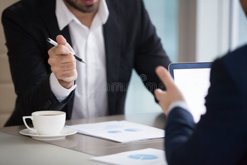 Sluit van partners bespreken omhoog statistieken die verkoop analyseren stock afbeeldingen Sluit van partners bespreken omhoog statistieken die verkoop analyseren stock afbeeldingen