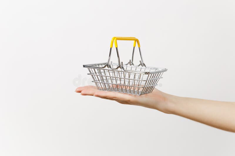 Sluit van vrouwelijke horizontale hand tegenhoudt stuk speelgoed metaal het winkelen mand met geel plastic die handvat op wit wor stock afbeelding Sluit van vrouwelijke horizontale hand tegenhoudt stuk speelgoed metaal het winkelen mand met geel plastic die handvat op wit wor stock afbeelding