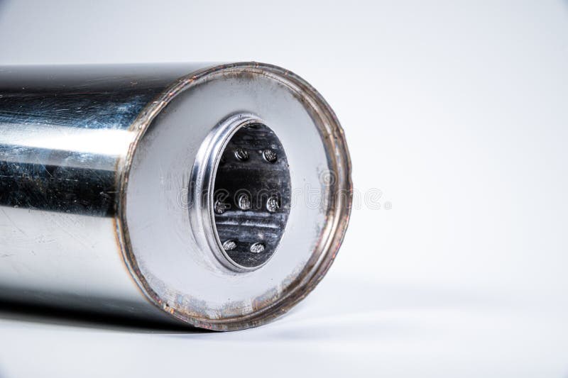 Sluiten van de inlaat van een nieuwe muffler voor een auto van roestvrij staal op een grijze achtergrond royalty-vrije stock afbeelding Sluiten van de inlaat van een nieuwe muffler voor een auto van roestvrij staal op een grijze achtergrond royalty-vrije stock afbeelding