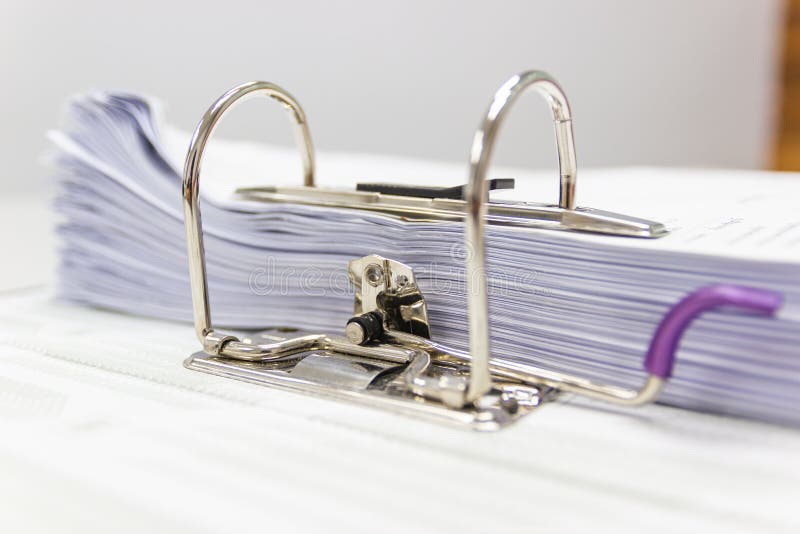 Sluiten - Vele documenten het Witboek wordt opgeslagen met in het dossier van het Document stock afbeelding Sluiten - Vele documenten het Witboek wordt opgeslagen met in het dossier van het Document stock afbeelding